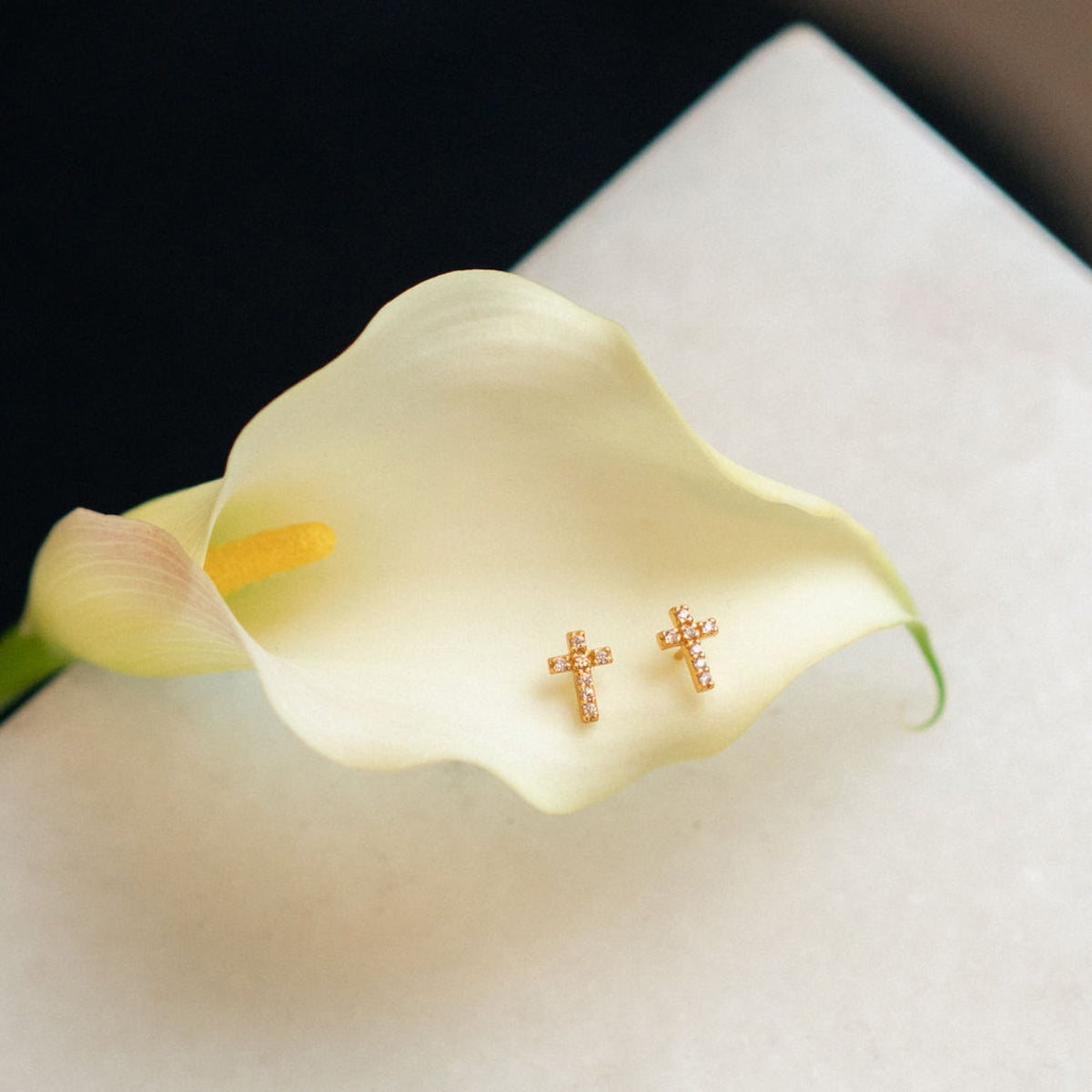 Petites puces d'oreilles en forme de croix argent garanti et zirconium