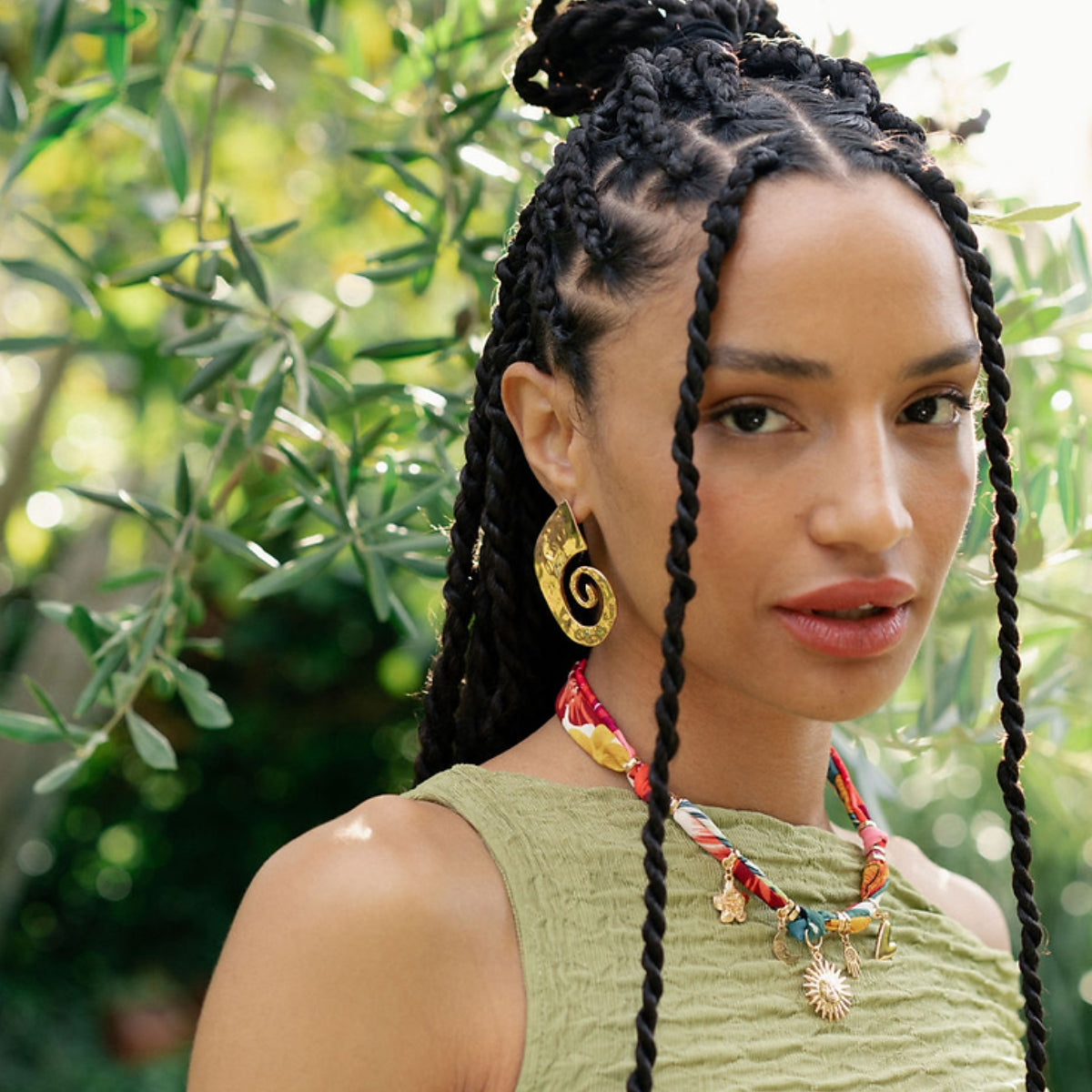 Collier en tissu avec breloques soleil