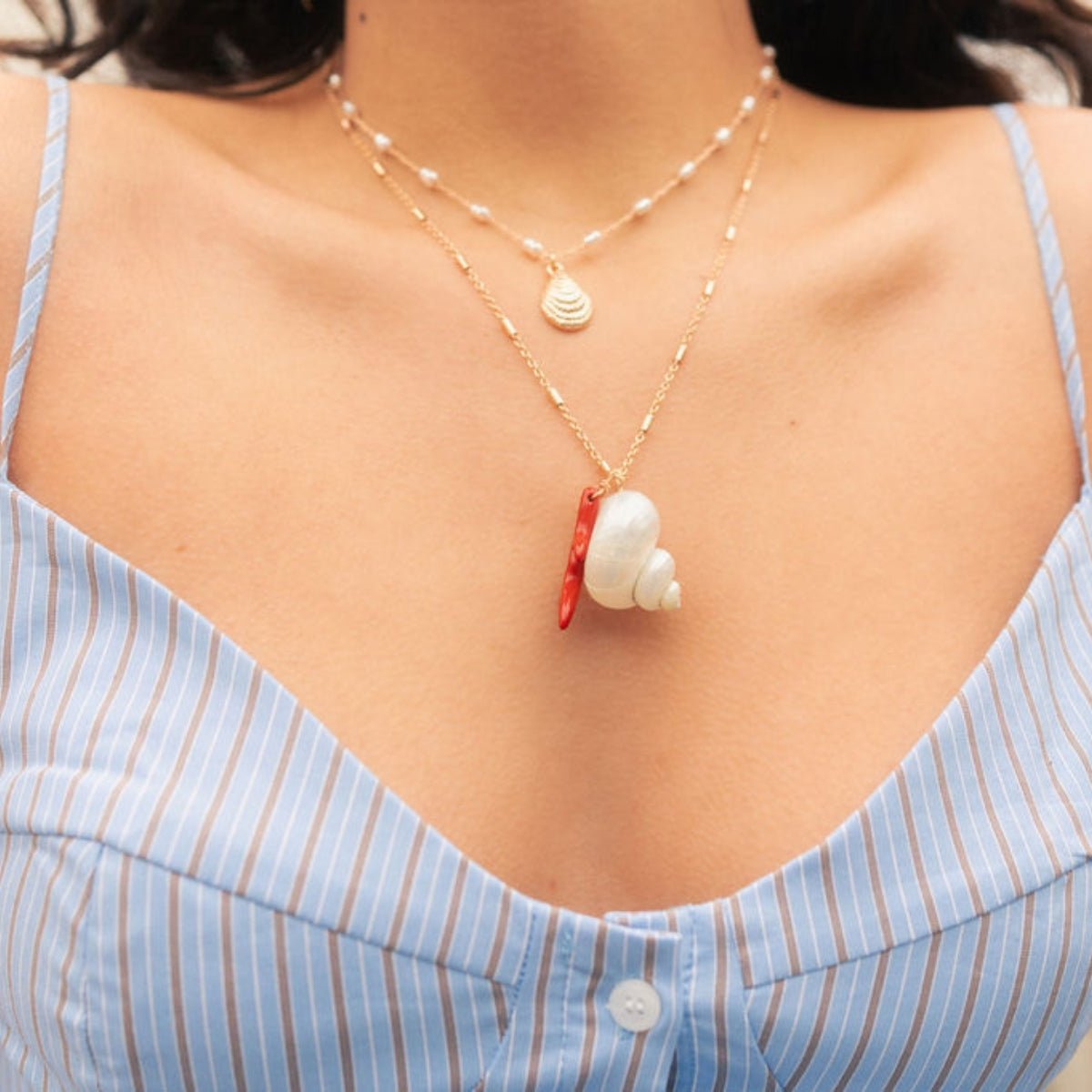 Collier double chaine avec pendentifs coquillages et corail