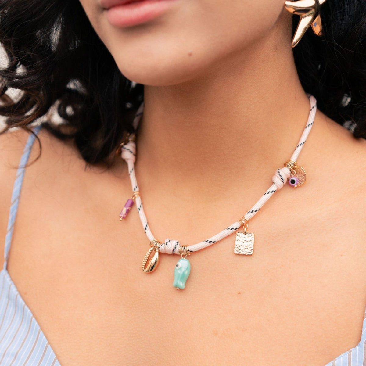 Collier cordon avec breloques
