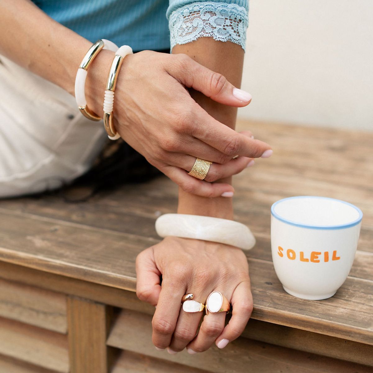 Bague ouverte blanche et dorée