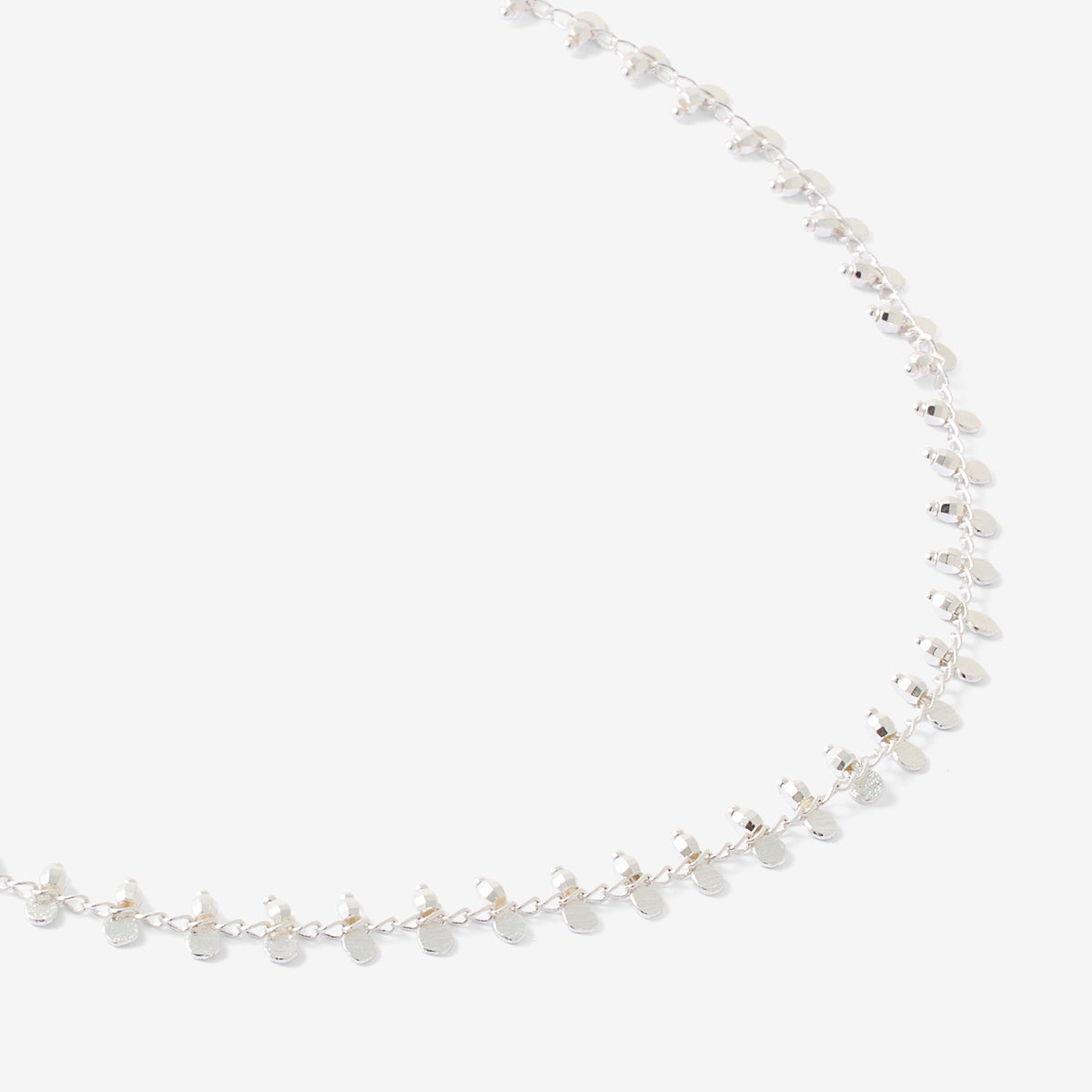 Collier à pampilles et perles facettées argentées