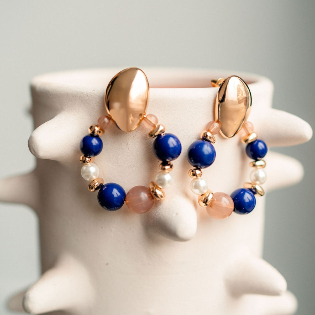 Boucles d'oreilles pendantes perles fantaisie bleu et rose saumon