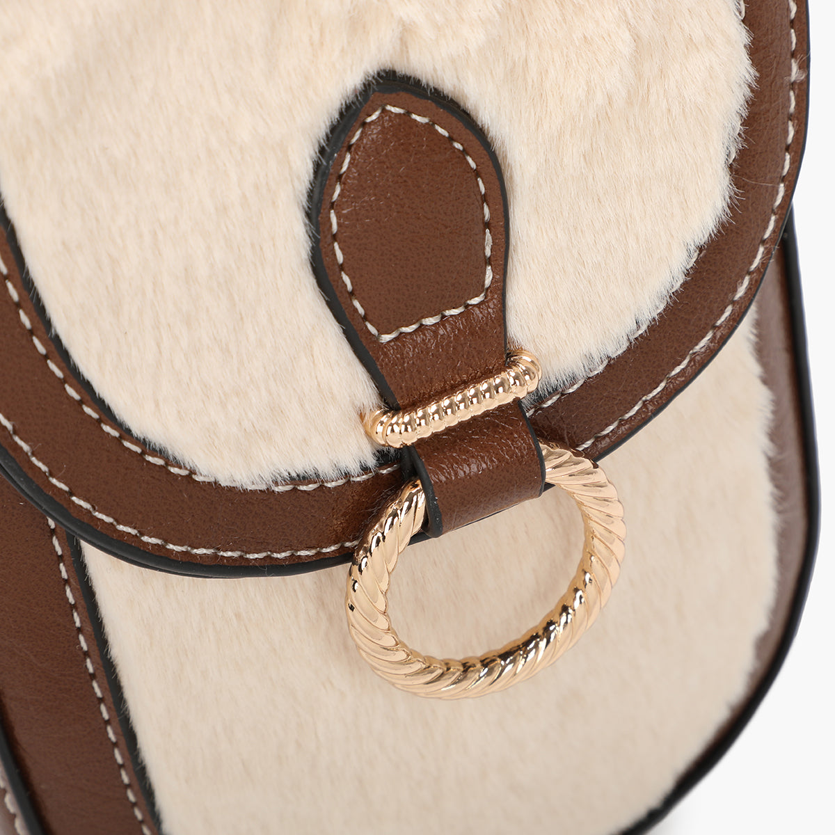 Pochette de téléphone effet fourrure beige et marron