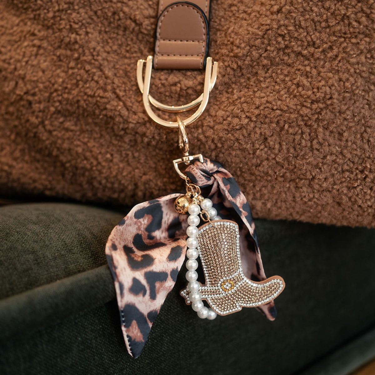 Bijoux de sac santiag et foulard léopard