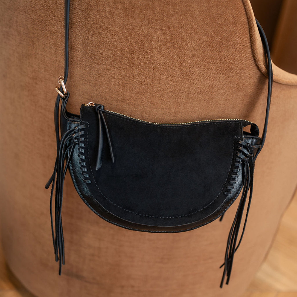 Sac à bandoulière demi lune effet suédé noir avec franges