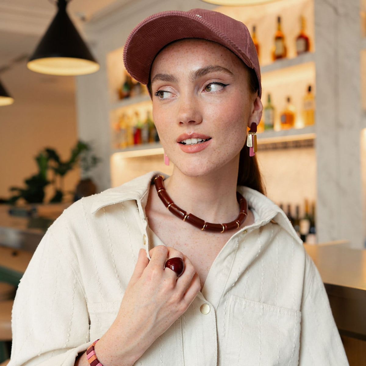 Collier tubes en résine bordeaux