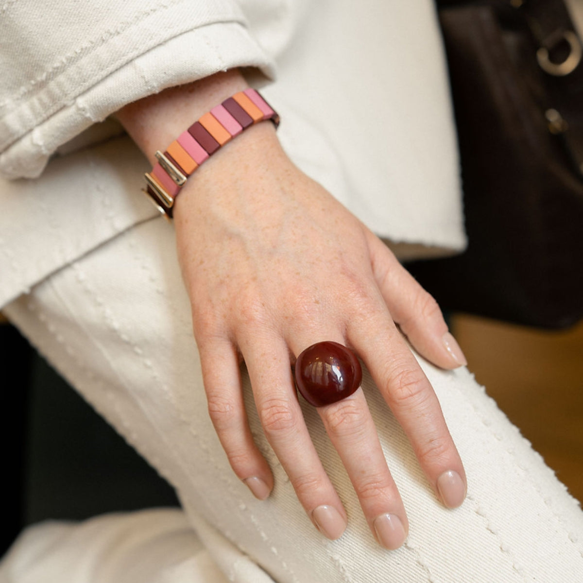 Grosse bague en verre bordeaux