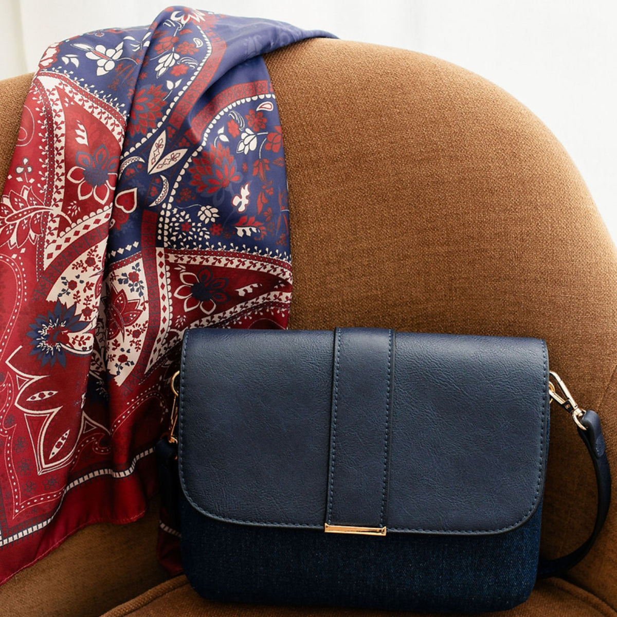 Foulard carré rouge et bleu à motifs
