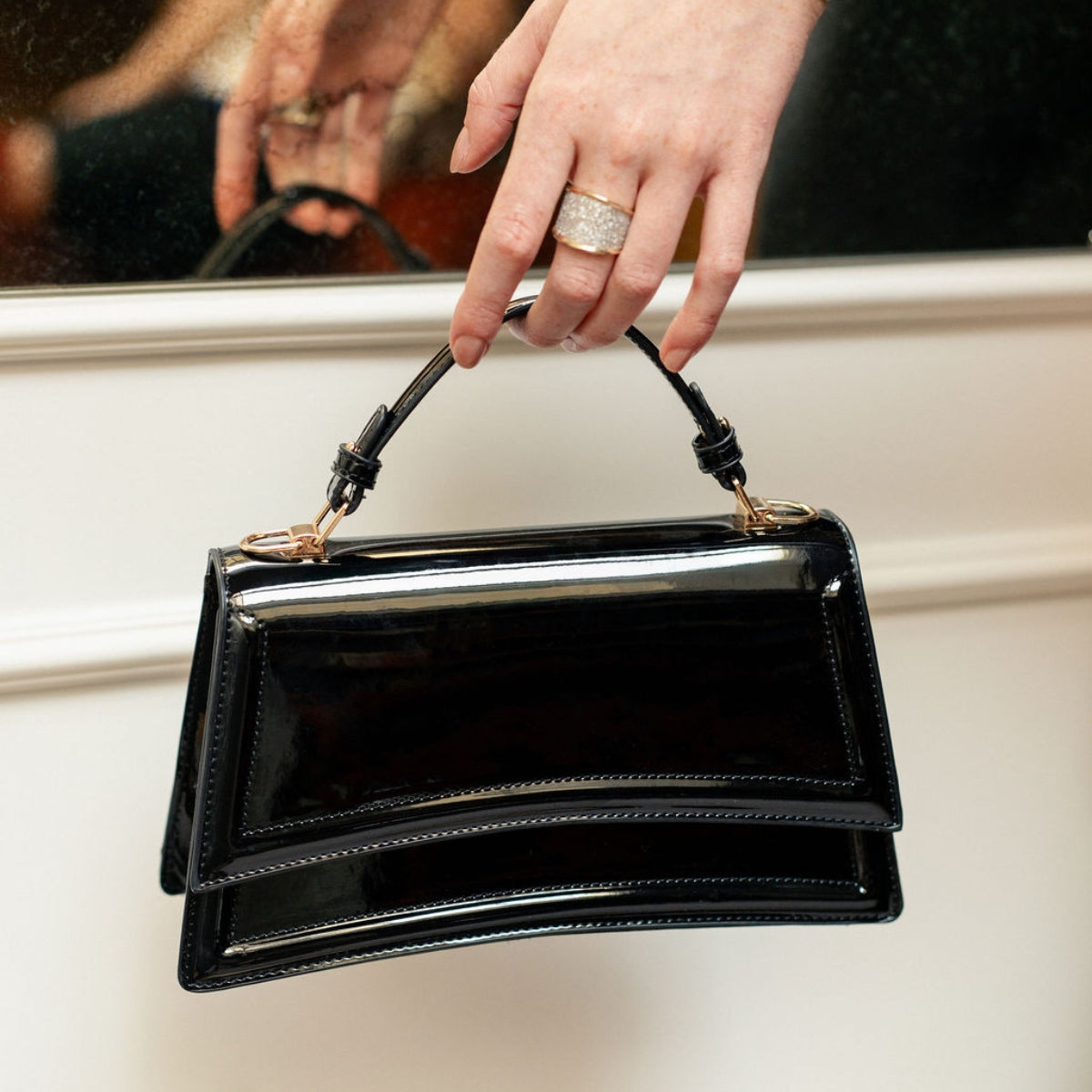 Sac porté main noir vernis