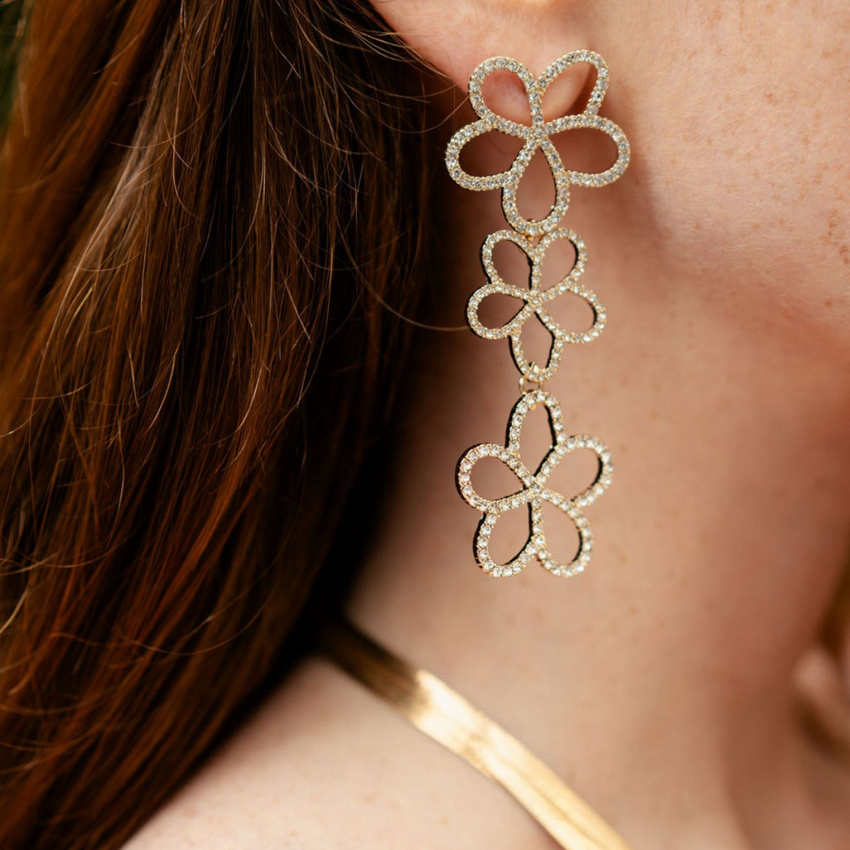 Boucles d’oreilles longues à fleurs strassées