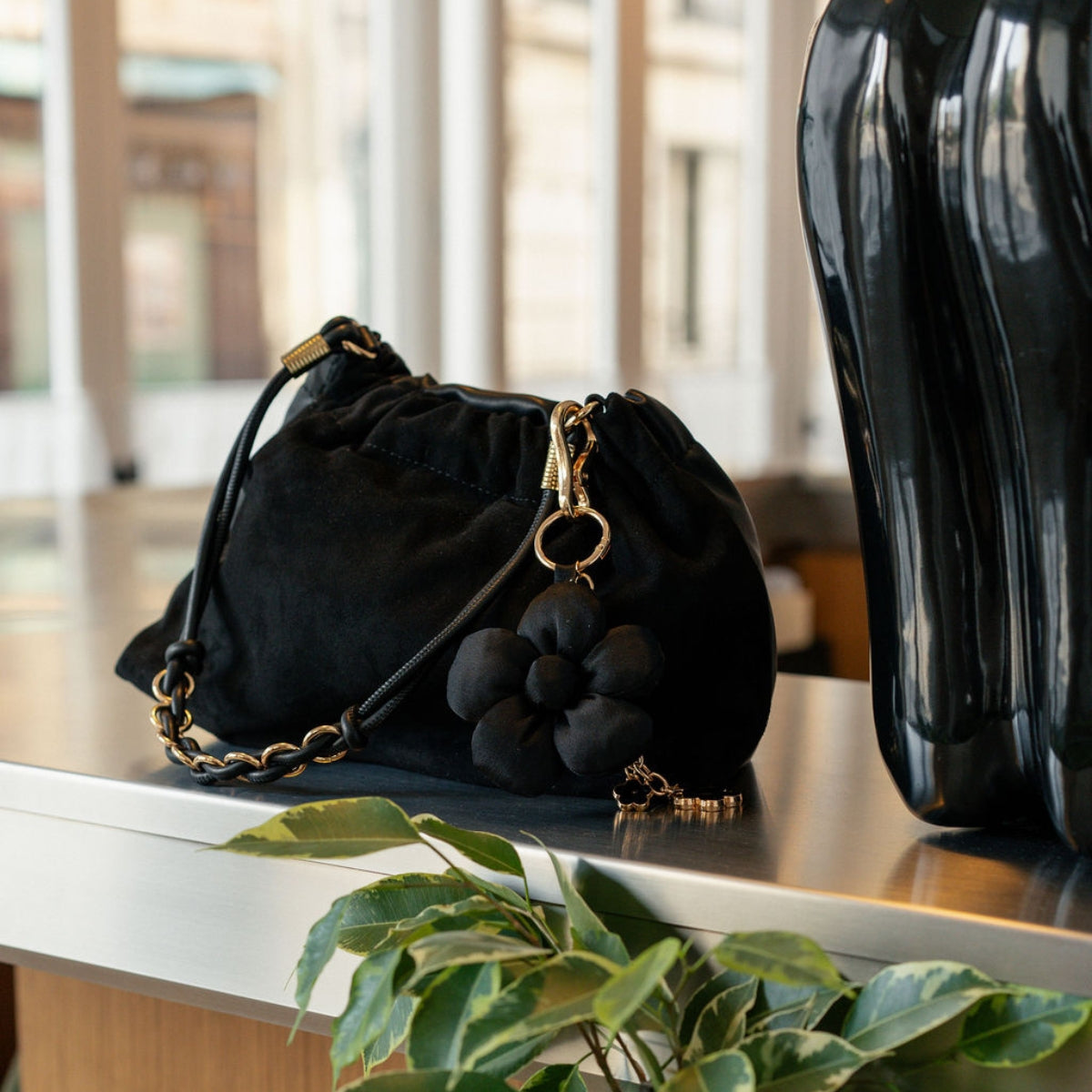 Sac froncé noir avec anse bijoux