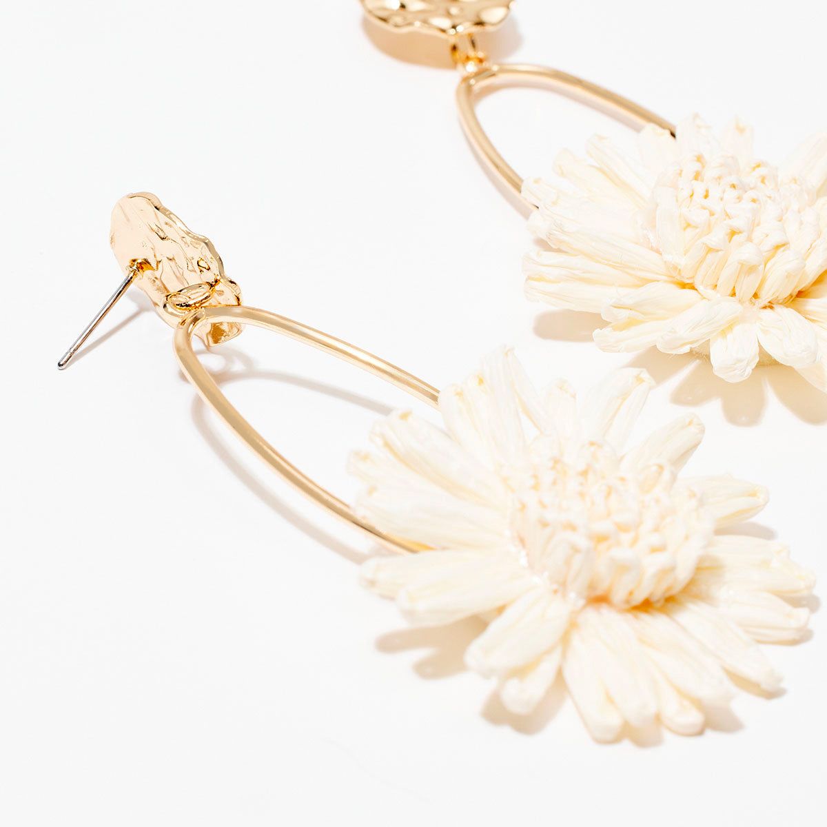 Boucles d'oreilles fleur en raphia ivoire