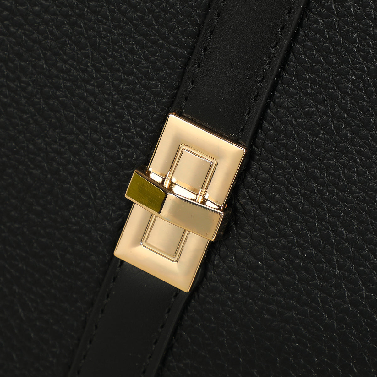 Sac souple noir effet grainé avec poignée