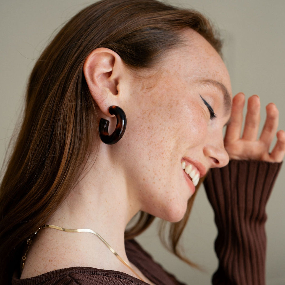 Créoles épaisses en résine effet écaille marron