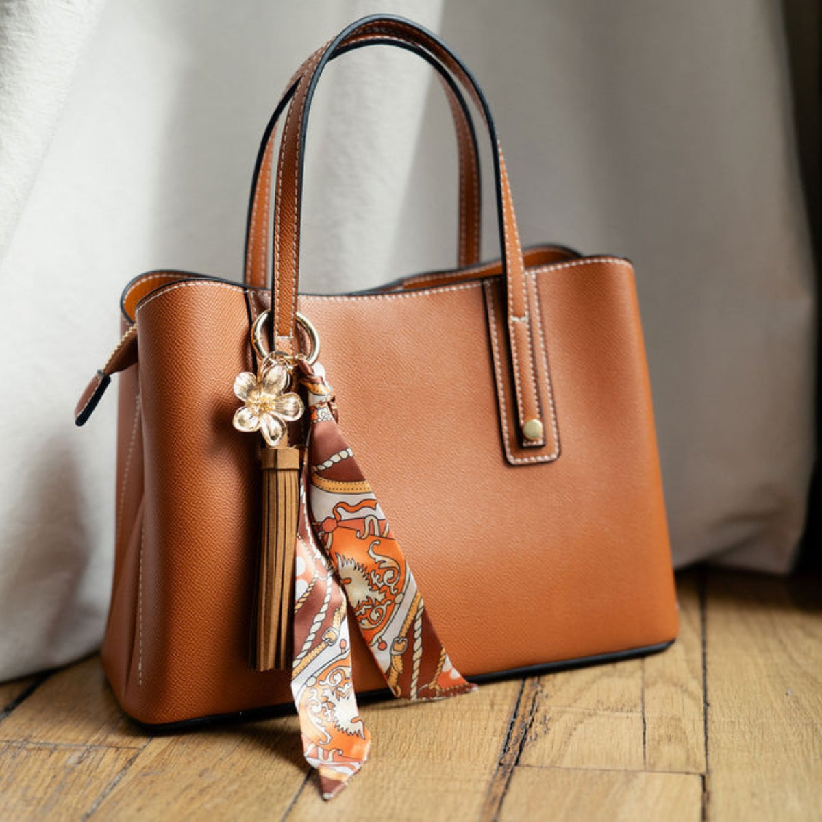 Bijoux de sac foulard imprimé, pompon et fleur