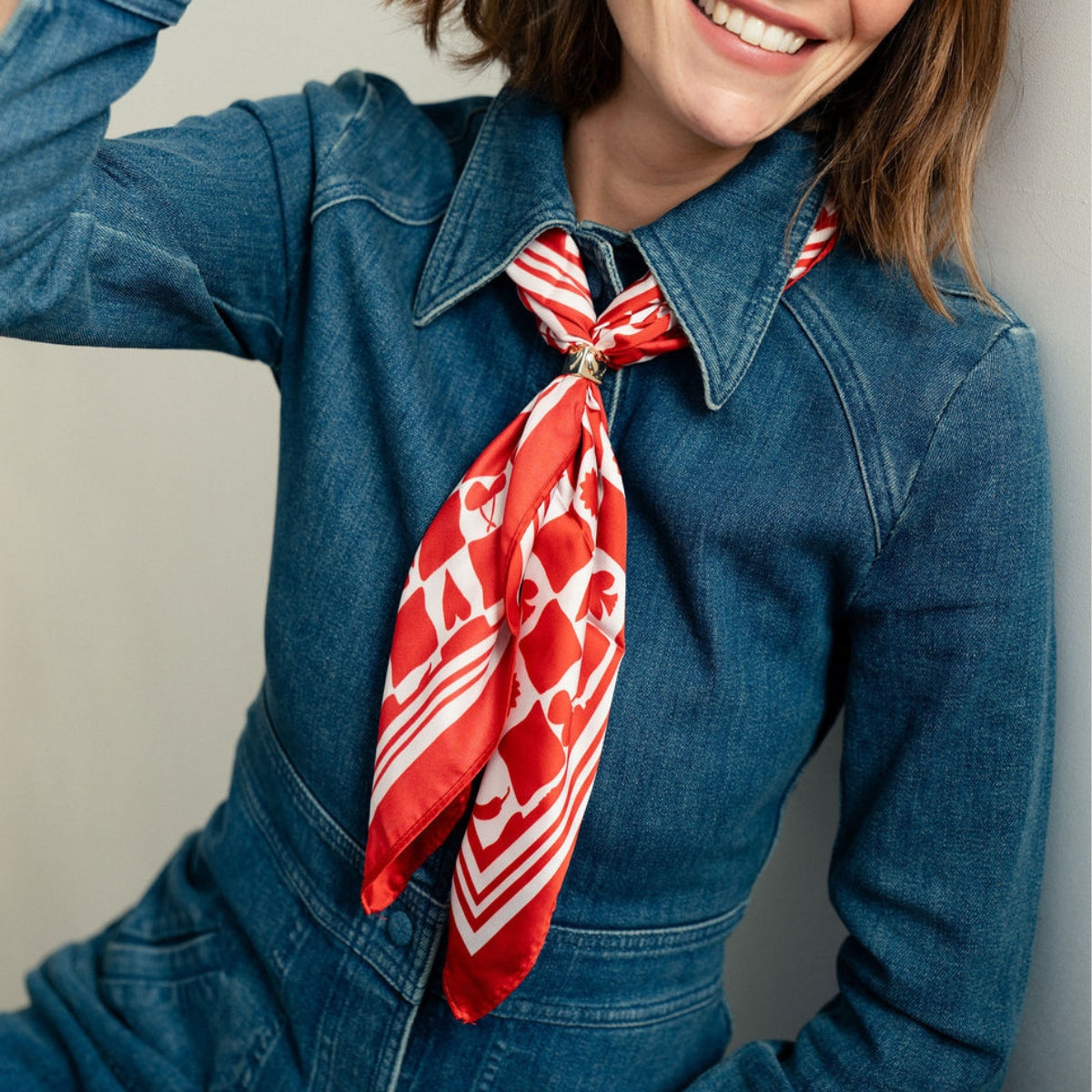 Collier foulard rouge et blanc avec bague