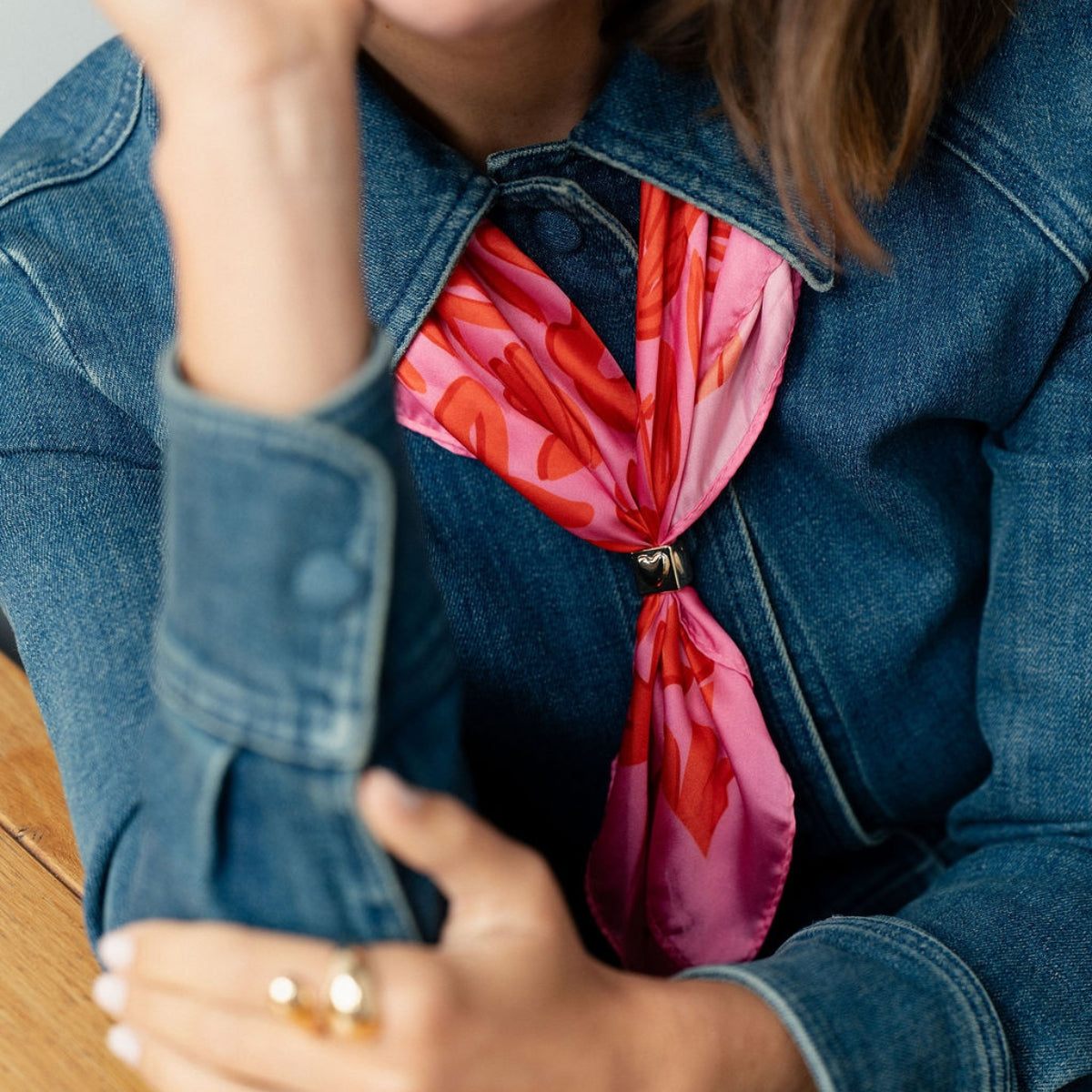 Collier foulard imprimé rose et rouge avec bague