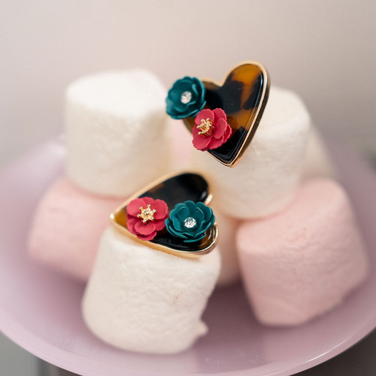 Boucles d'oreilles cœur en résine avec fleur