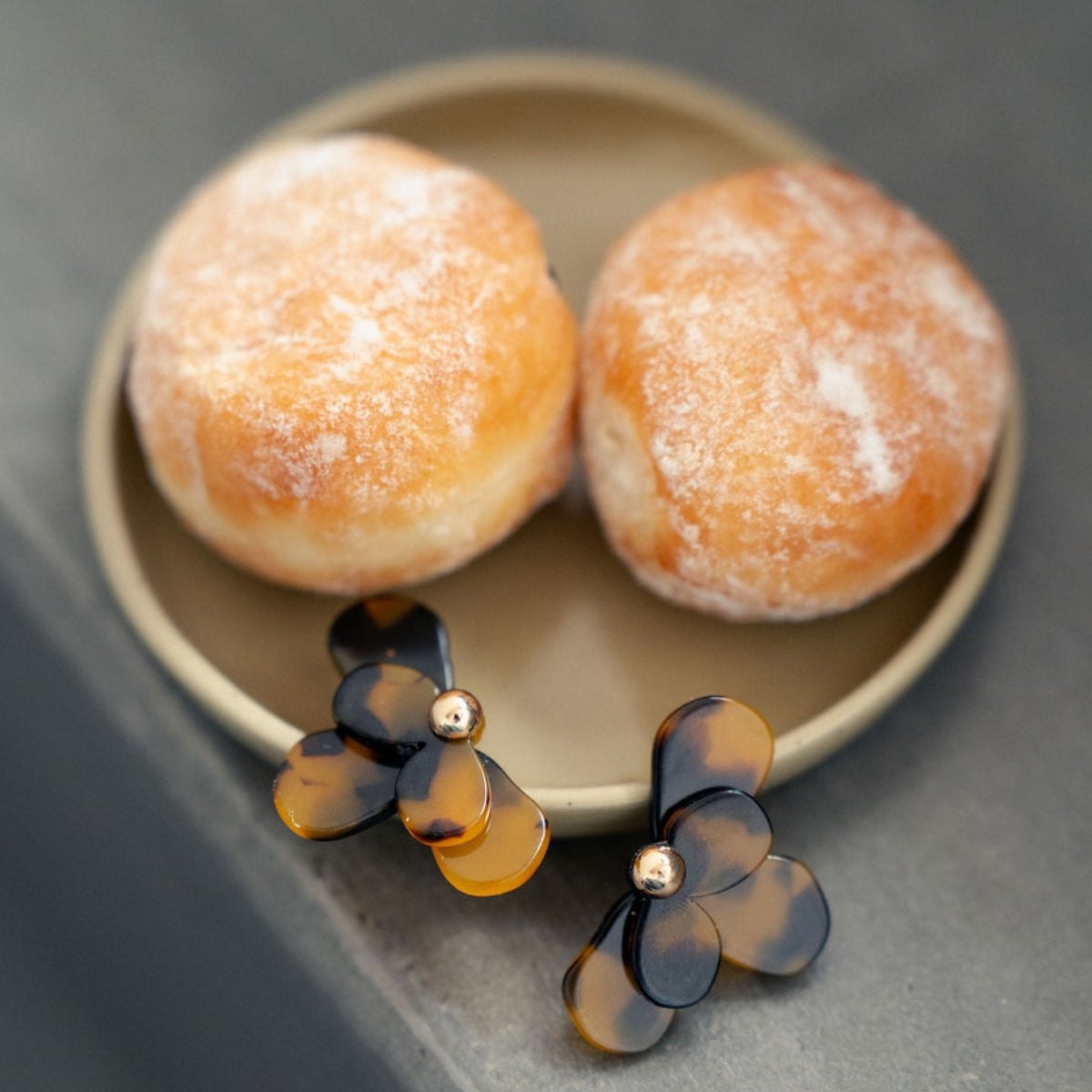 Boucles d'oreilles demi fleurs en résine écaille