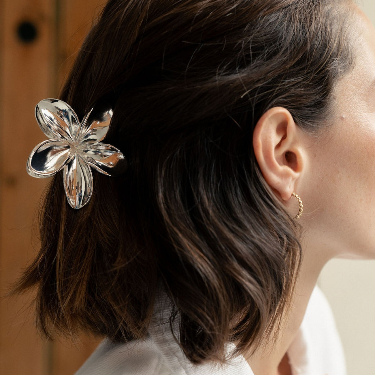 Pince à cheveux fleur argentée