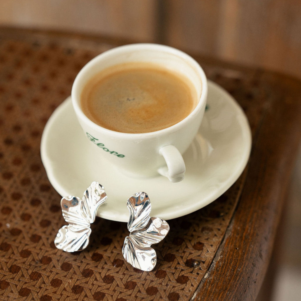 Boucles d'oreilles demi fleur argentées