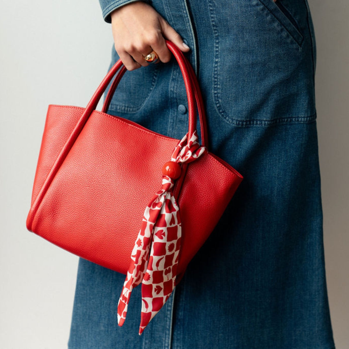 Cabas rouge avec foulard