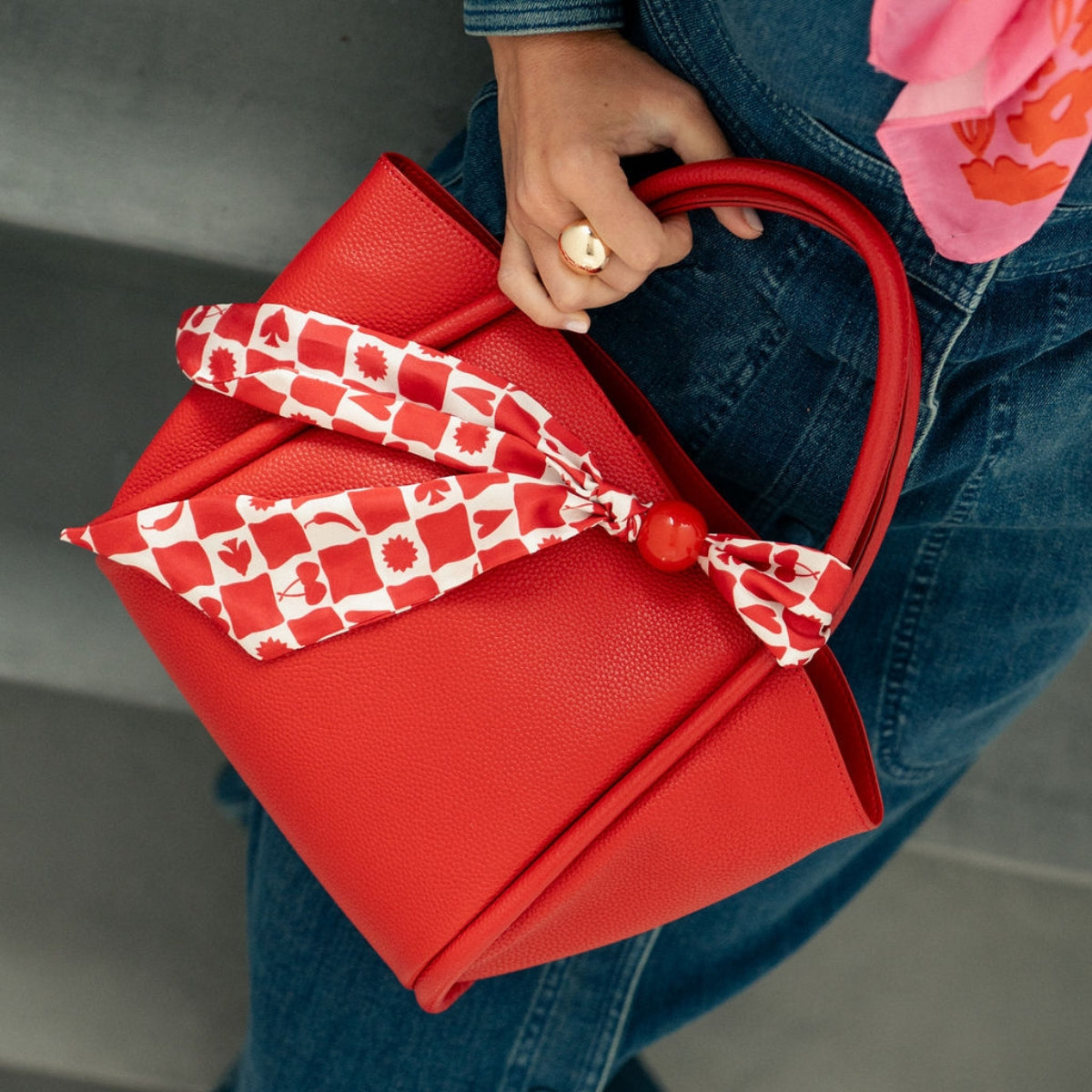 Cabas rouge avec foulard