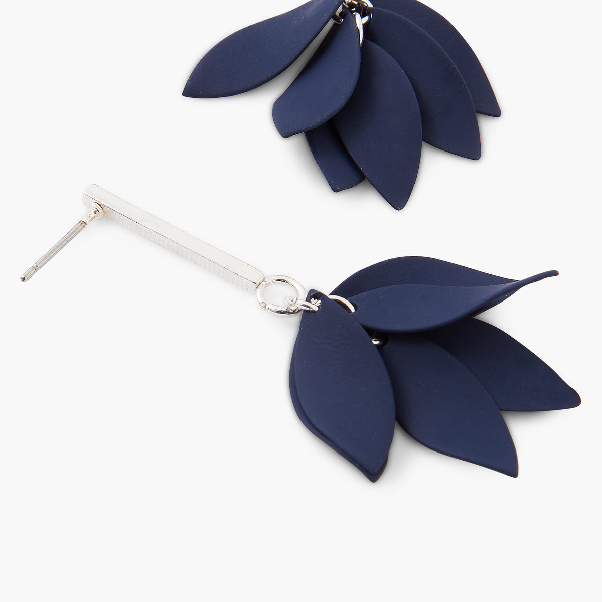 Boucles d'oreilles pendantes pétales bleus