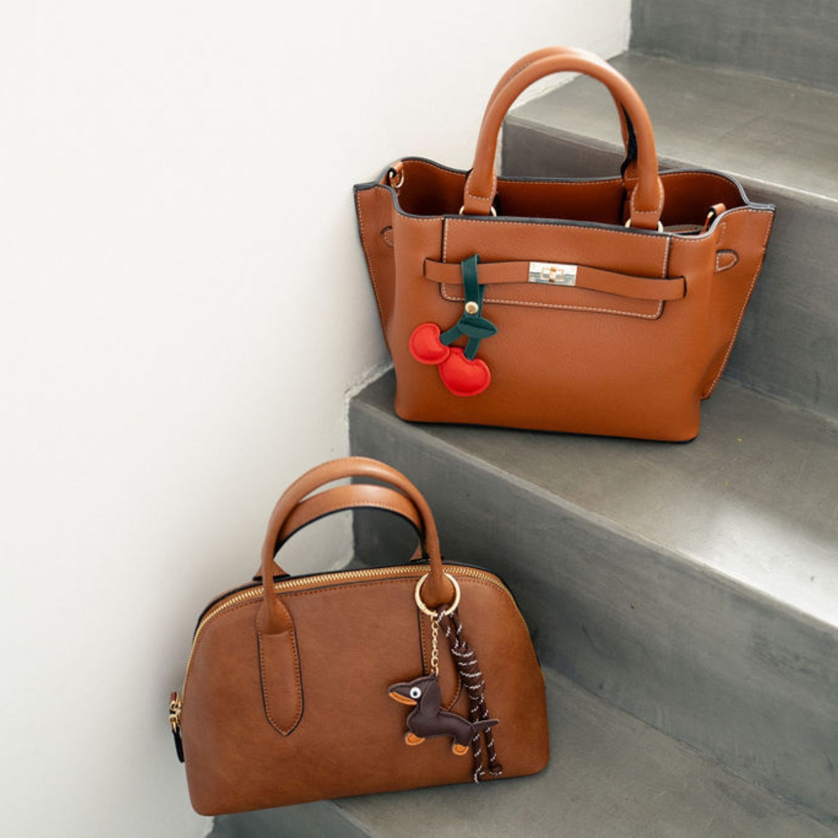 Sac porté main marron avec grigri teckel