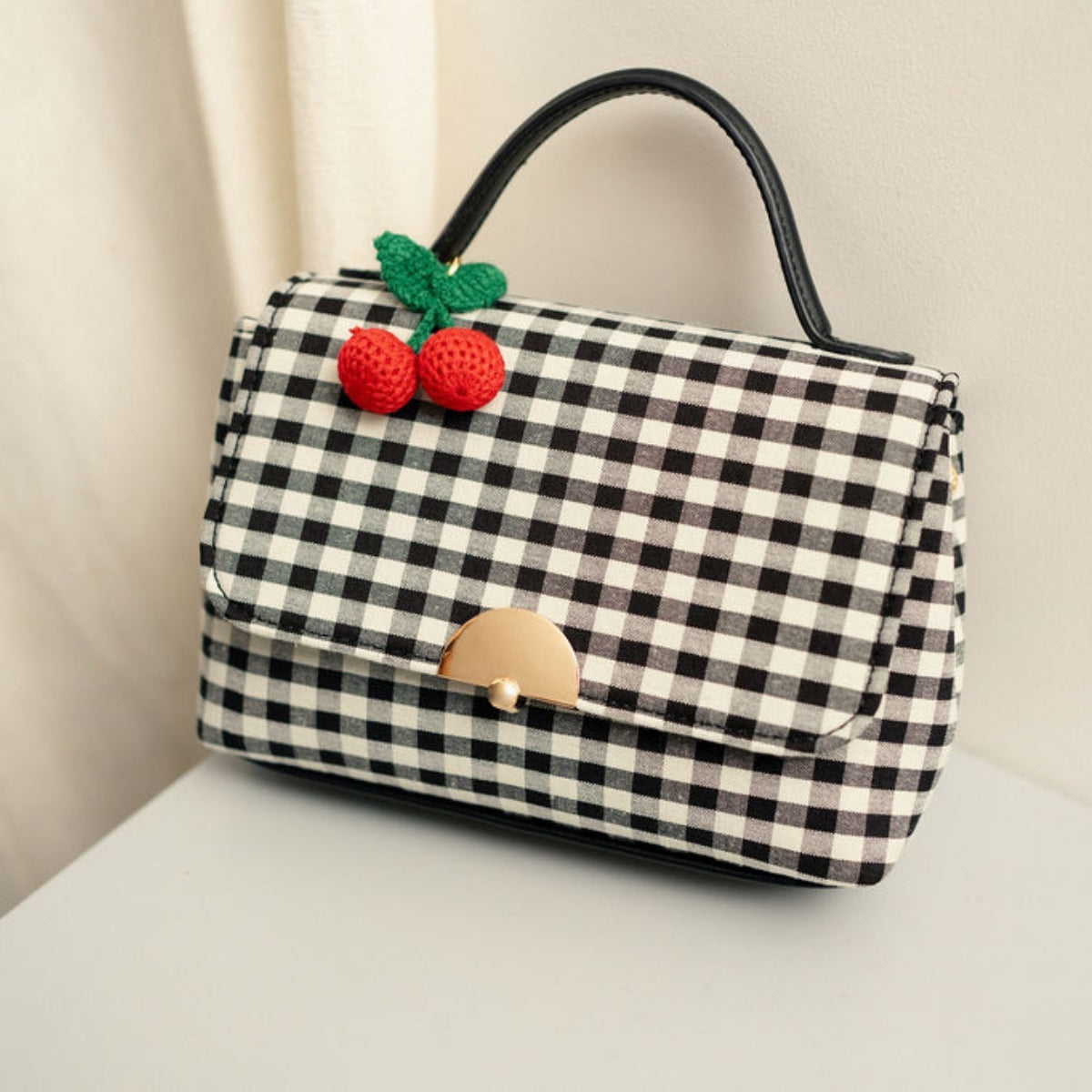 Petit sac à bandoulière motif vichy avec grigri cerise