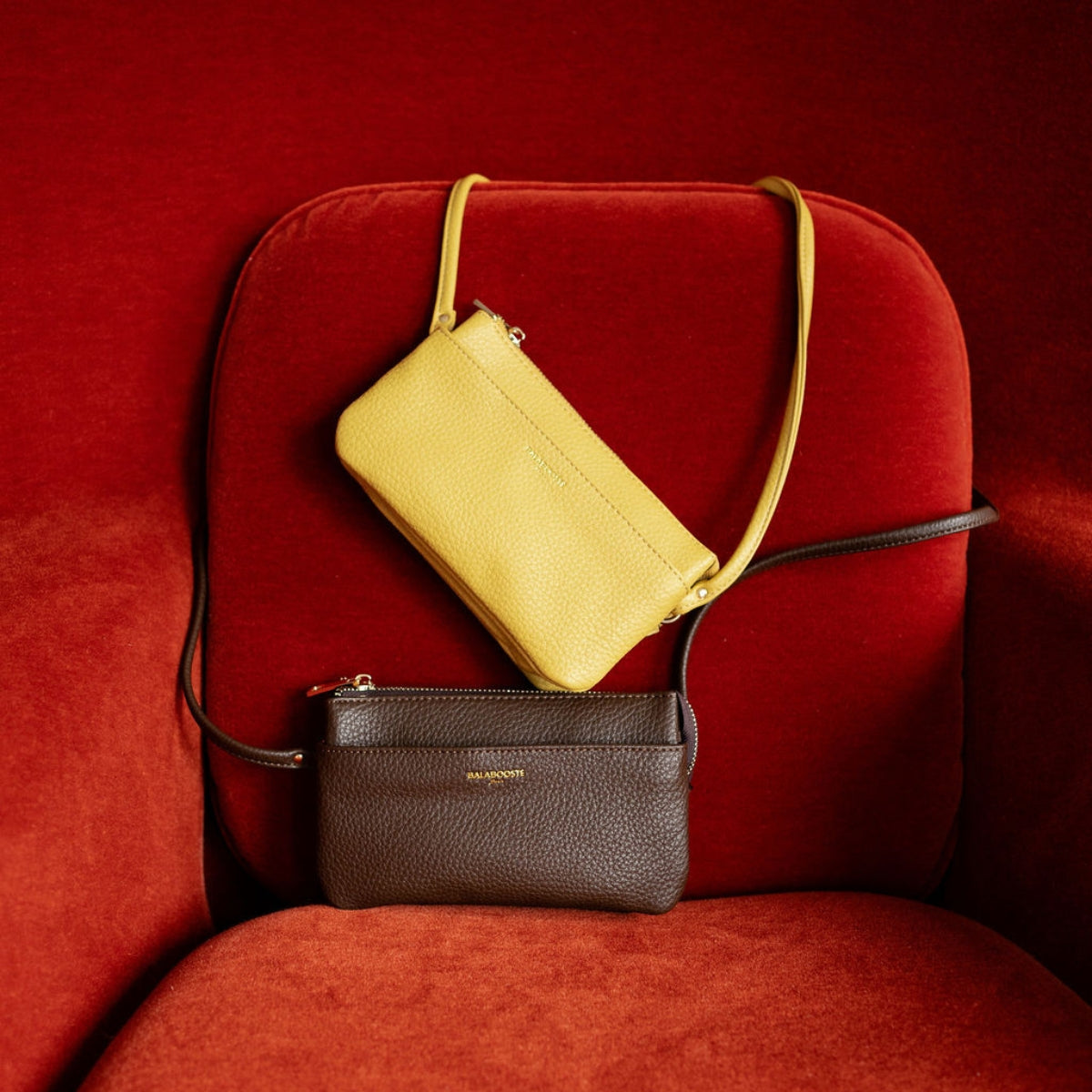 Pochette à bandoulière effet grainé marron