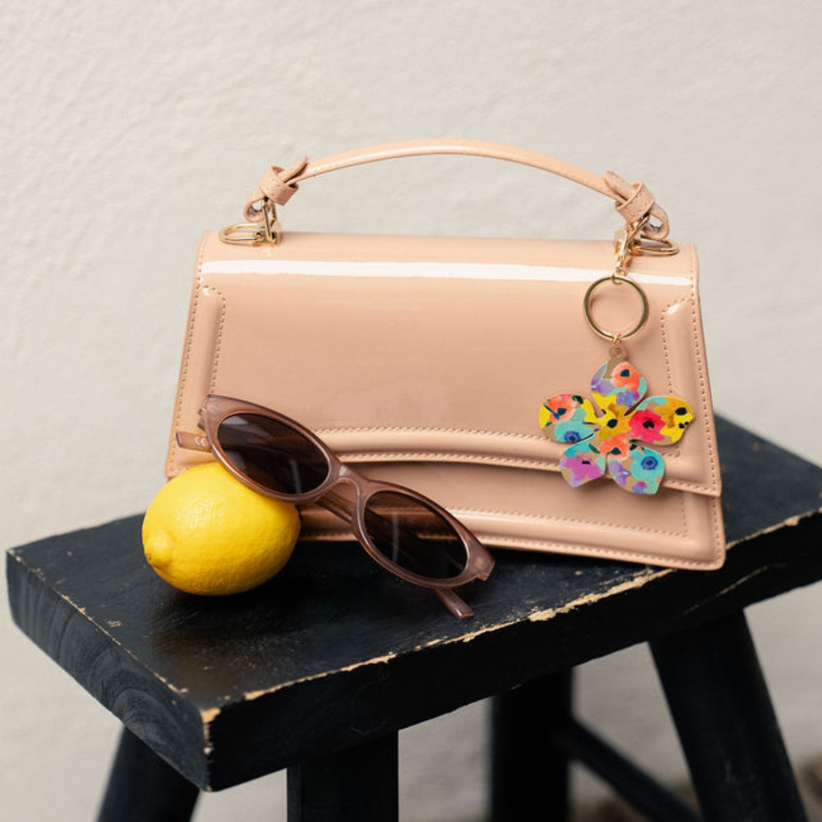 Sac porté main beige vernis