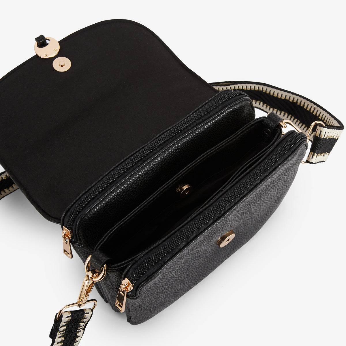 Petit sac noir avec bandoulière à motif géométrique