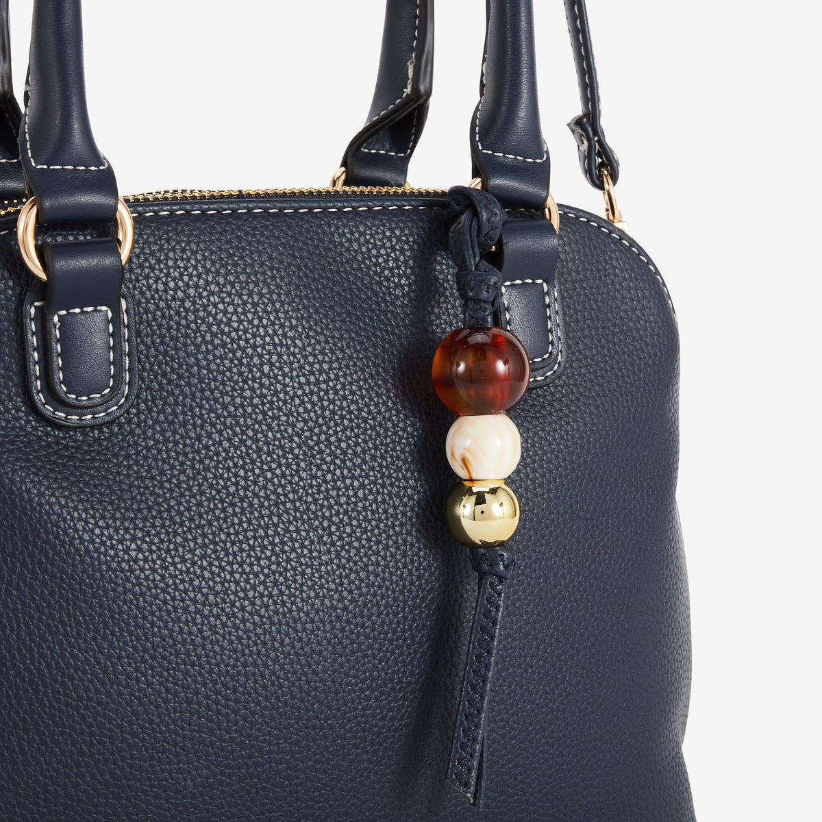 Petit sac porté main bleu avec grigri de perles