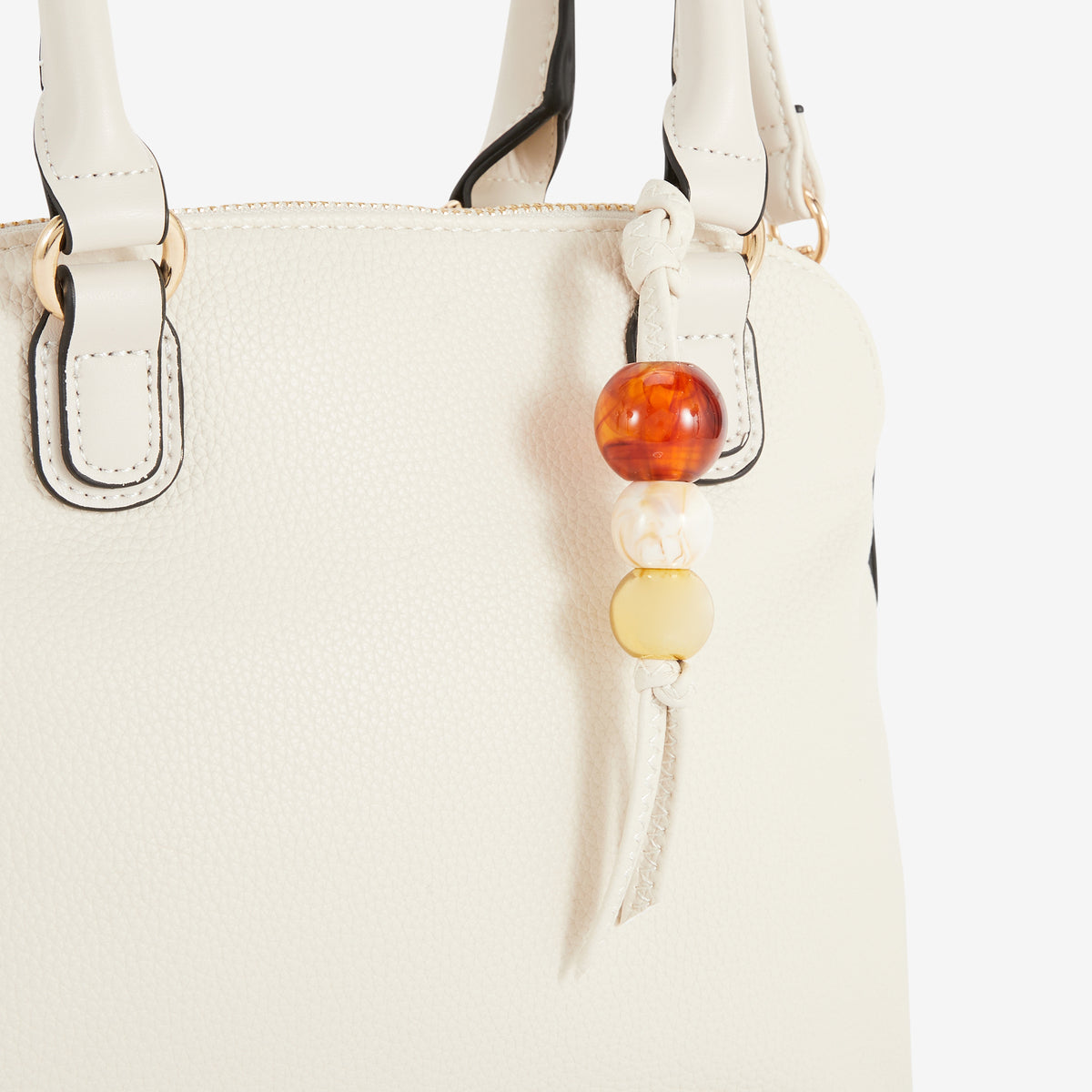 Petit sac porté main ivoire avec grigri de perles