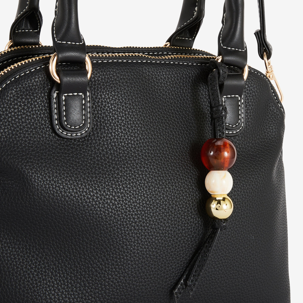 Petit sac porté main noir avec grigri de perles