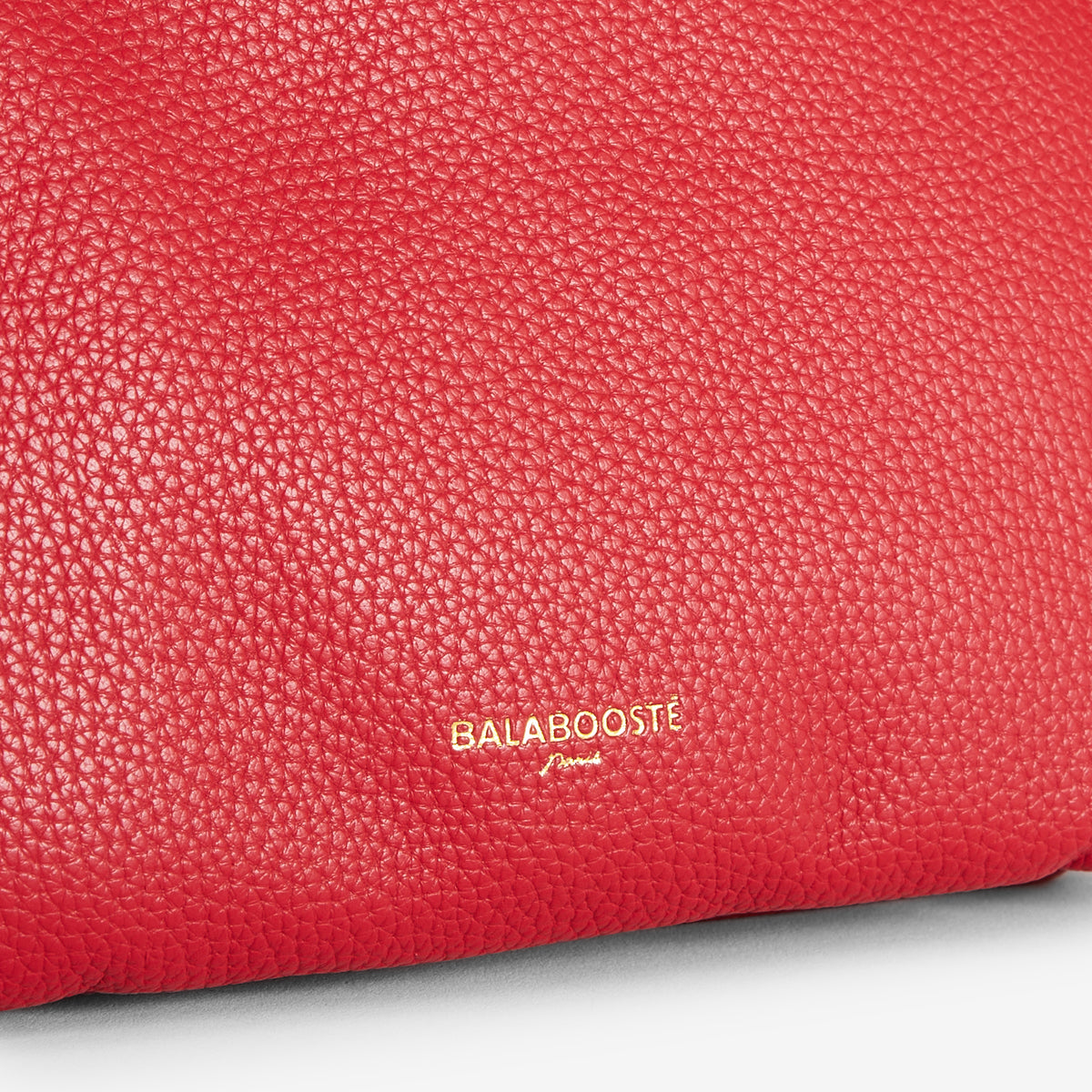 Pochette rouge multi‑poches avec bandoulière motif géométrique