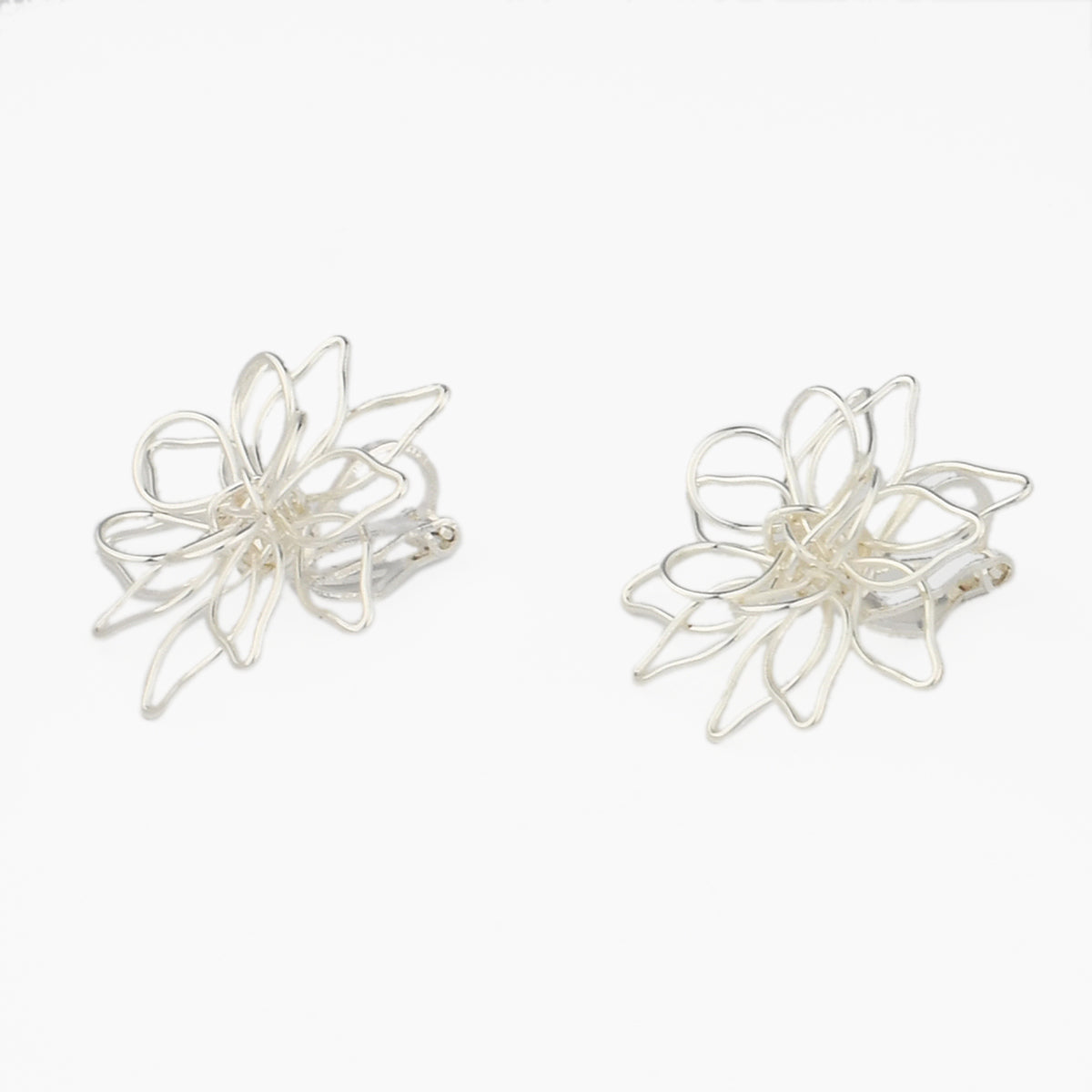 Boucles d'oreilles clips - fleurs filaires argentées