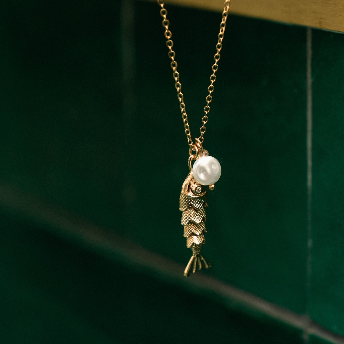 Collier à pendentif poisson articulé