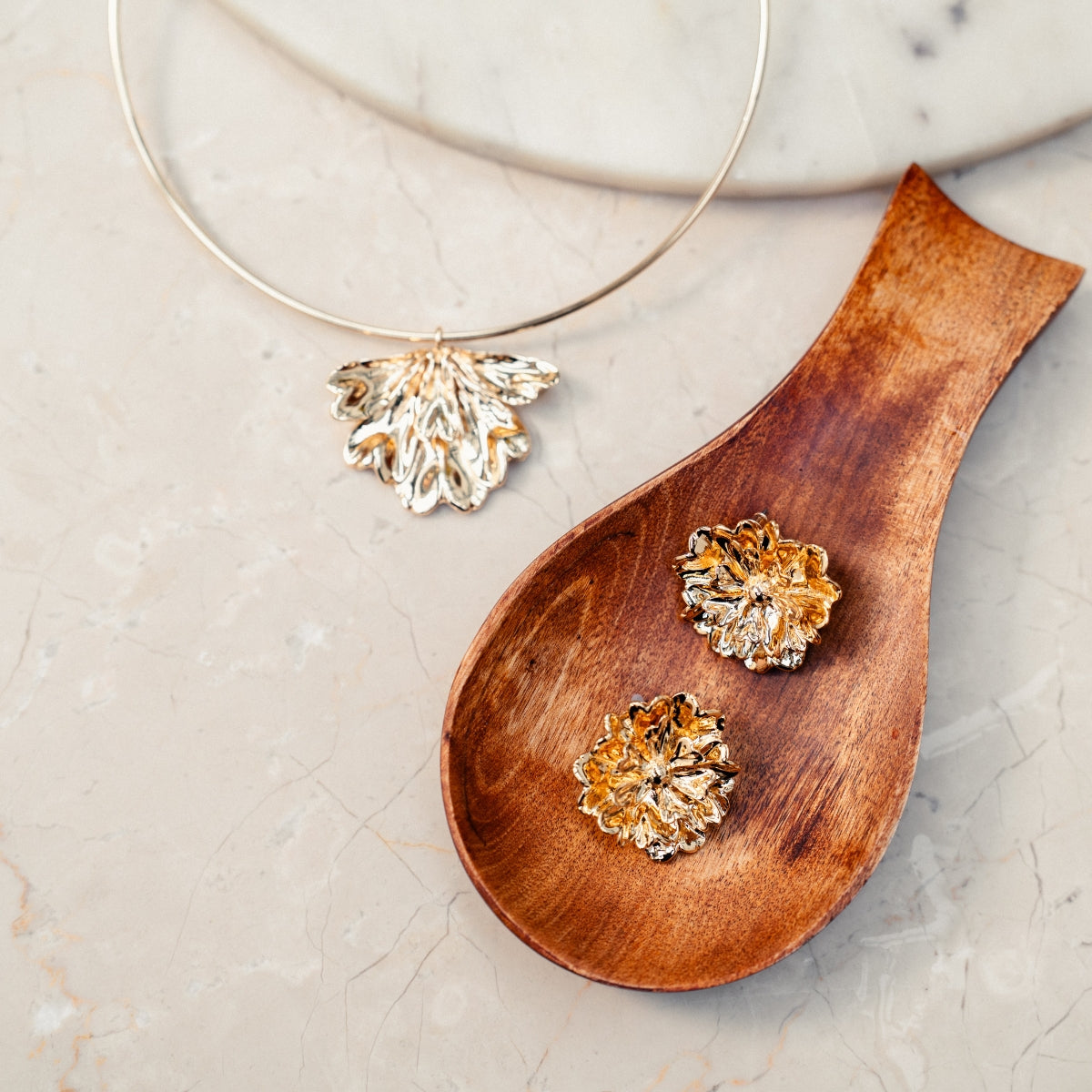 Collier torque grosse fleur dorée