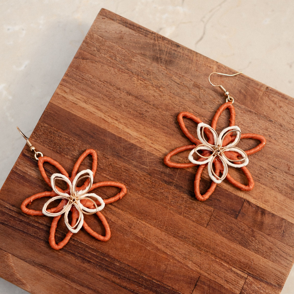 Boucles d'oreilles fleurs en raphia et métal