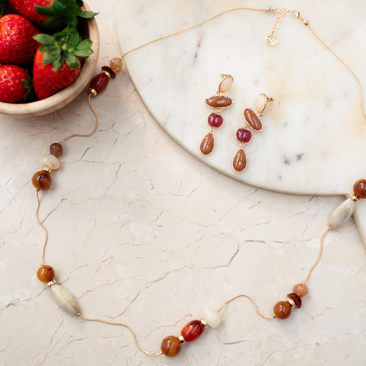 Longues boucles d'oreilles marrons et rouges