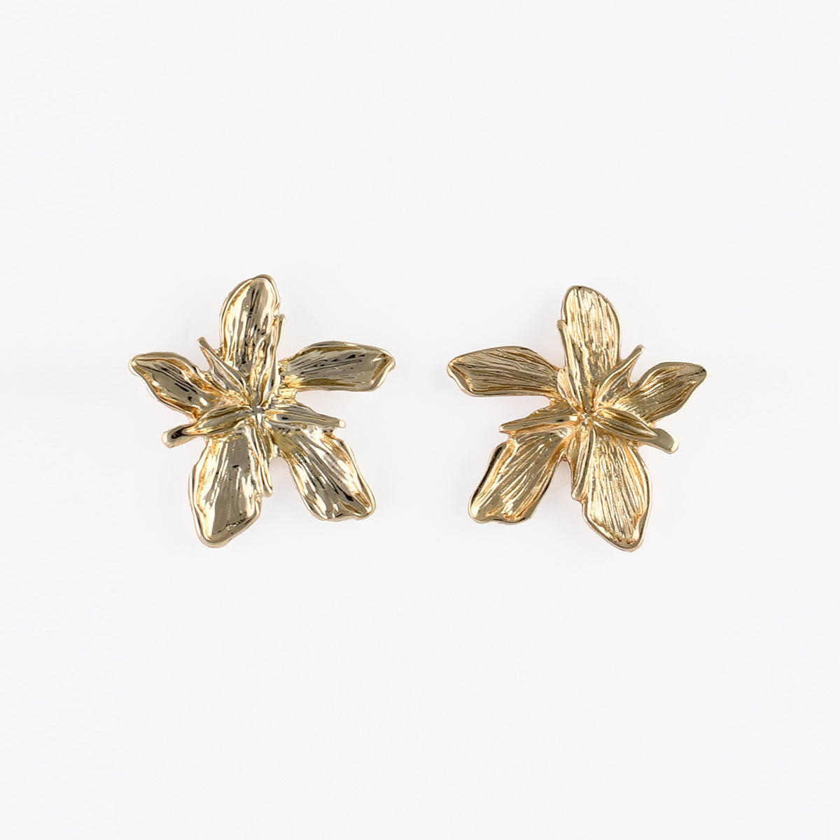 Boucles d'oreilles fleurs texturées dorées