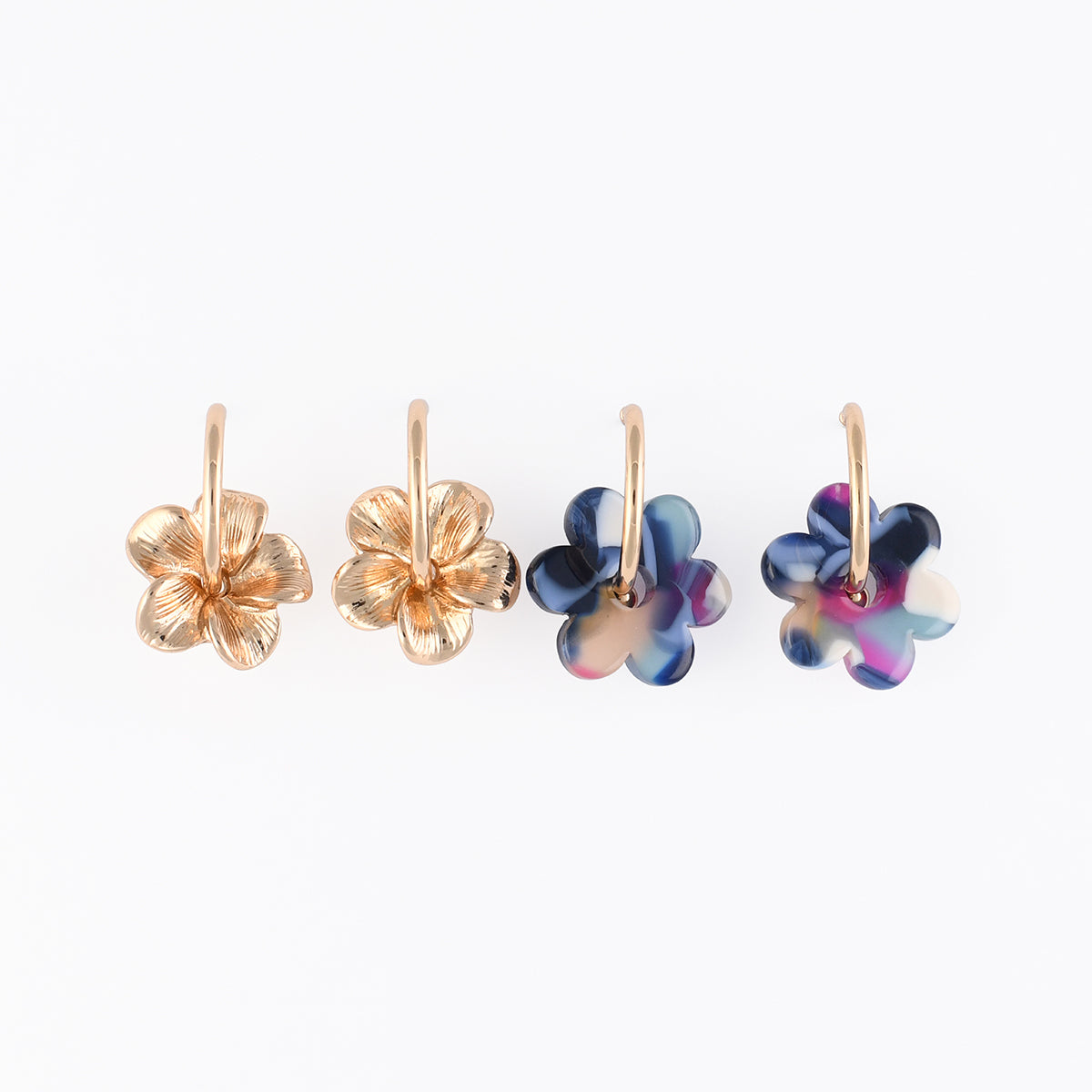 Set x2 paires de créoles fleurs en métal et résine bleue