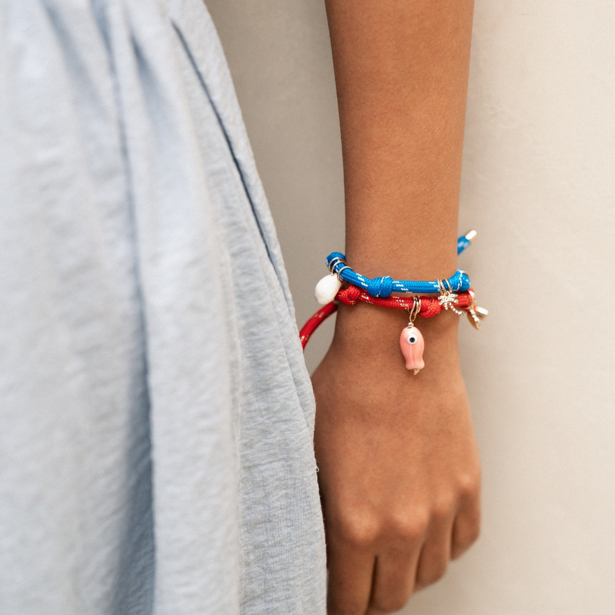 Bracelet cordons rouge pendentif poisson et coquillage