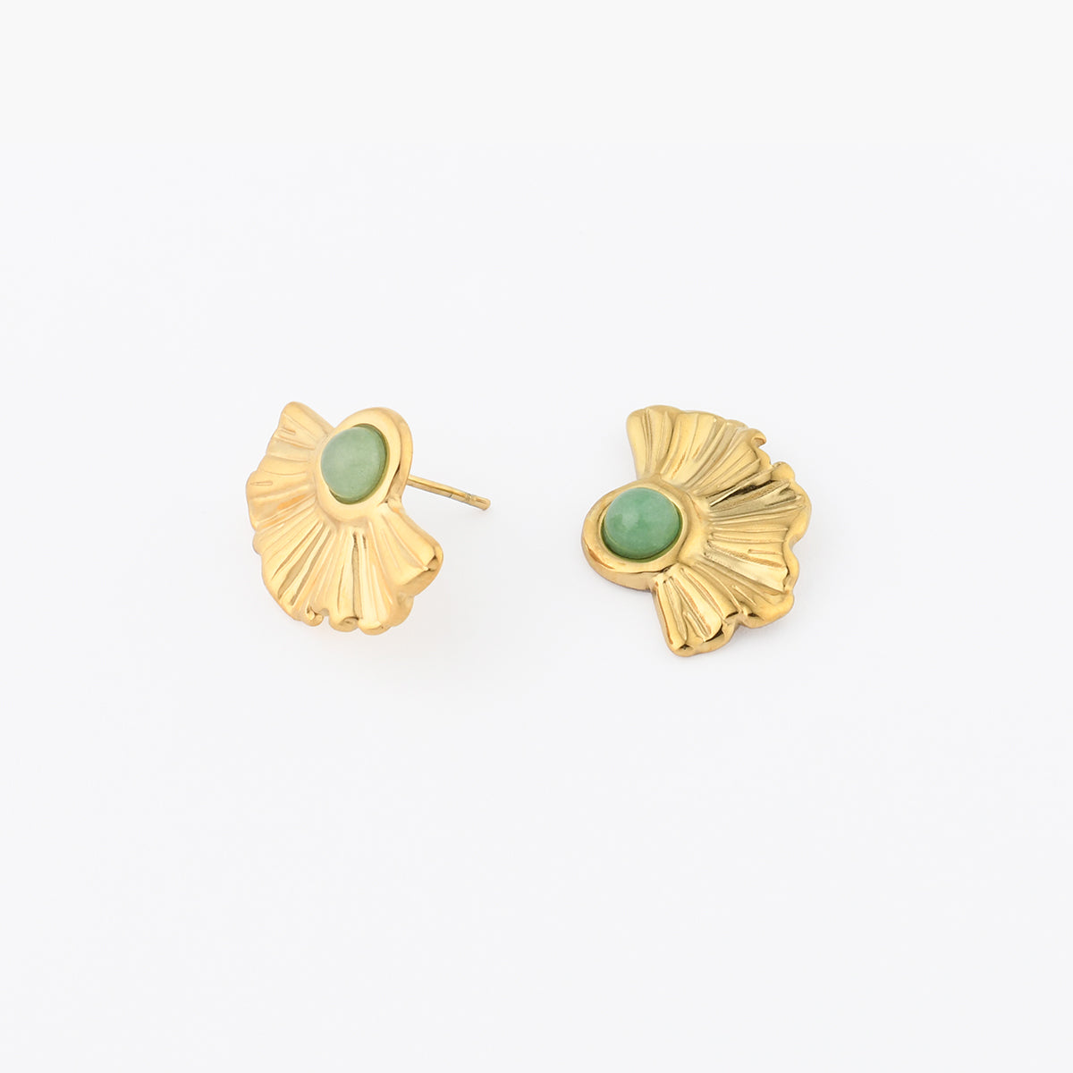 Petites puces d'oreilles gingko en acier inoxydable et pierre