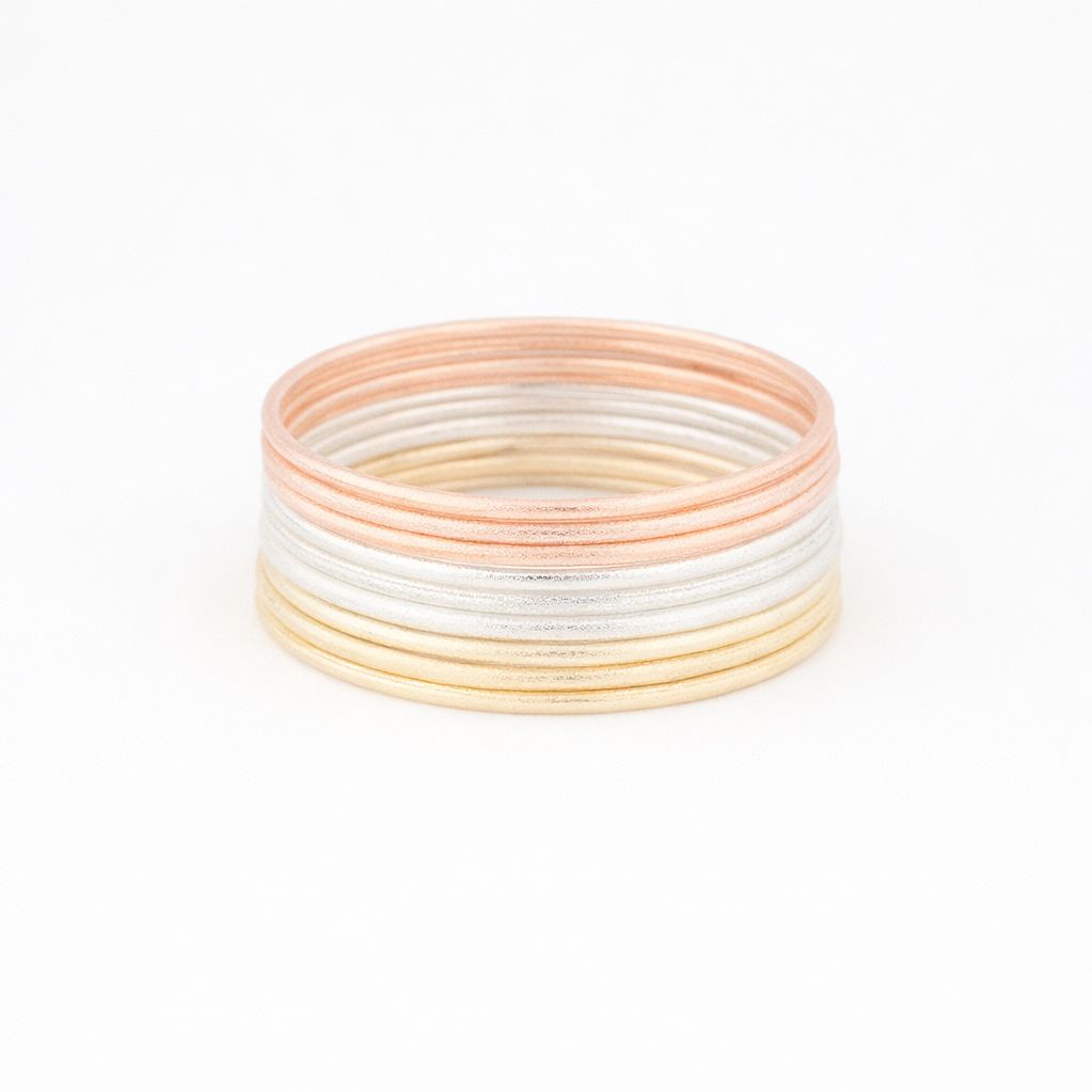 Set de 15 bracelets fins effet sablé
