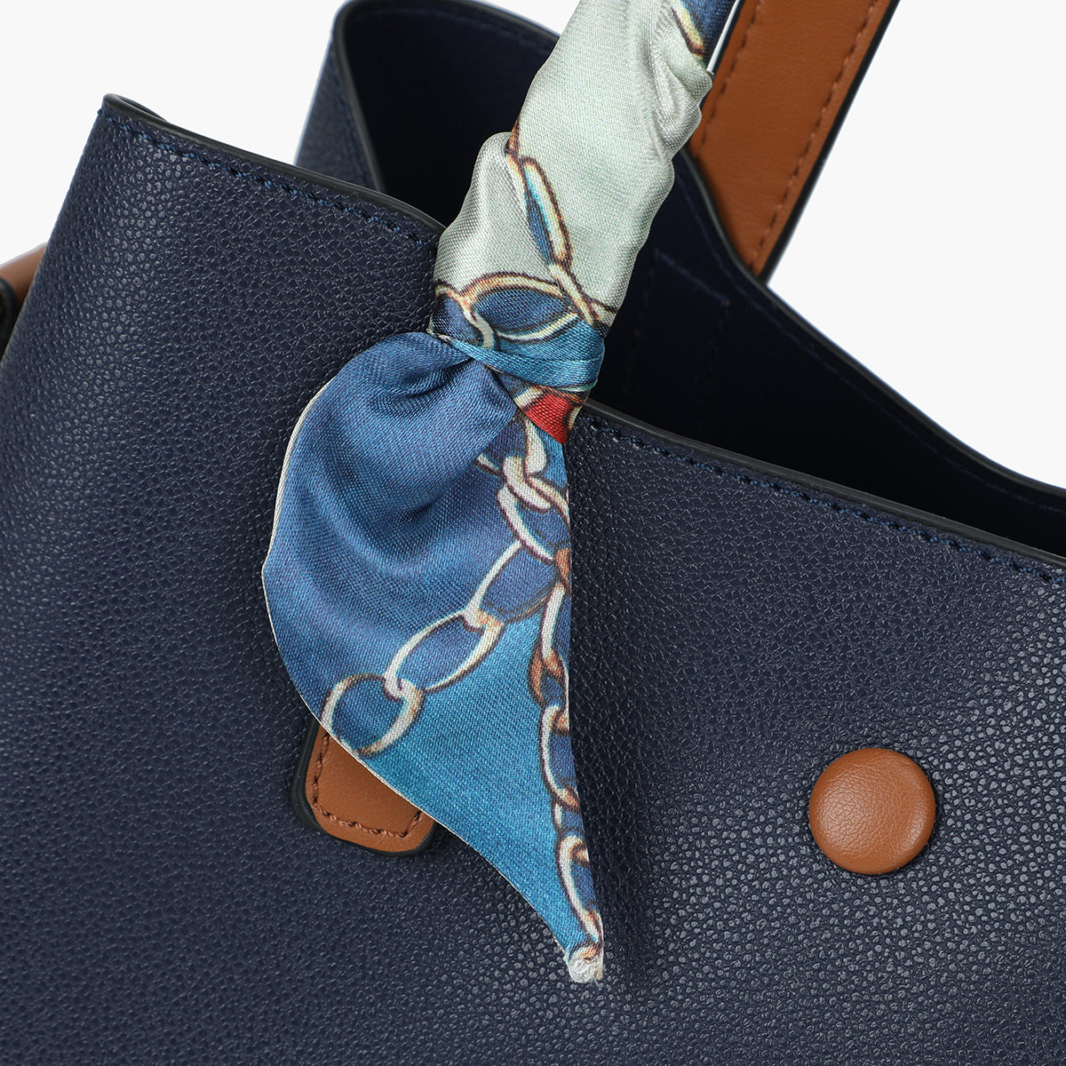 Grand sac à main bleu marine effet grainé avec foulard