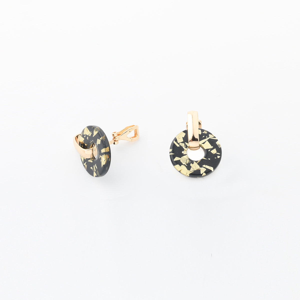 Boucles d’oreilles clips – disques en résine noirs et dorés